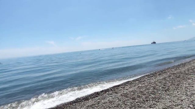 Пляж в Солнечногорском 12 июня. Крым. Вода холодная, ледяная. Купаться не возможно, но зато чистая. смотреть онлайн