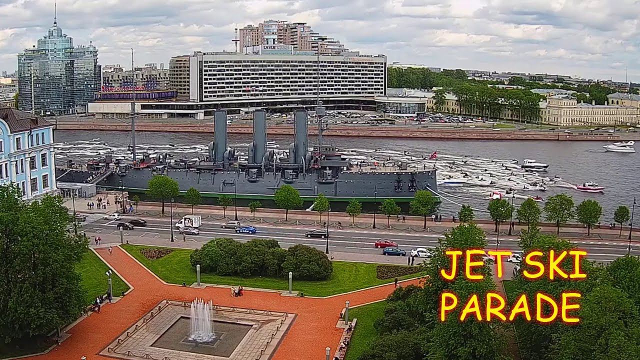 CCTV Парад аквабайкеров на Неве - гидроциклы и катера проходят около крейсера Аврора смотреть онлайн