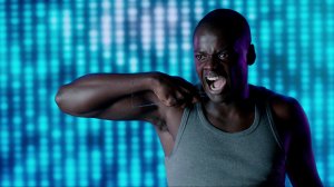 Людей заставляют смотреть рекламу, запрещается даже закрывать глаза. Пересказ Фильма