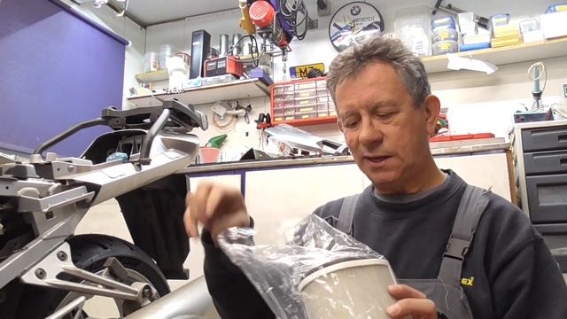 MotorCycle Maintenance: YAMAHA FJR 1300 AIRFILTER CHANGE.. NOT SO EASY..