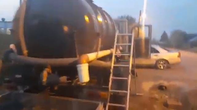 Ассенизатор. Как чистят ассенизаторскую бочку? #shorts смотреть онлайн