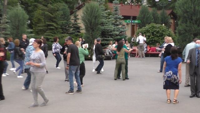 ?Пчела Майя!!!???Танцы? в парке Горького,Харьков. смотреть онлайн