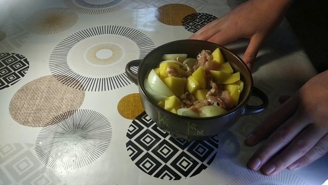 ОЧЕНЬ ВКУСНАЯ КАРТОШКА С МЯСОМ В ГОРШКЕ! смотреть онлайн