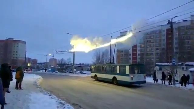 В СМОЛЕНСКЕ загорелись провода у тролейбуса! смотреть онлайн