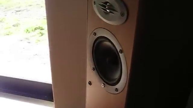 TEAC CR-H225 + Celestion F20 + Kef C4 playing Beautiful Lie. смотреть онлайн