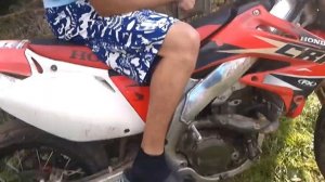 Как завести кроссач в тапочках - Honda CRF 450 R - kick start in slippers -