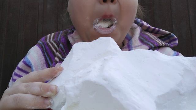 Большие кусочки ?? Мел ГЛОТАЮ ? смотреть онлайн