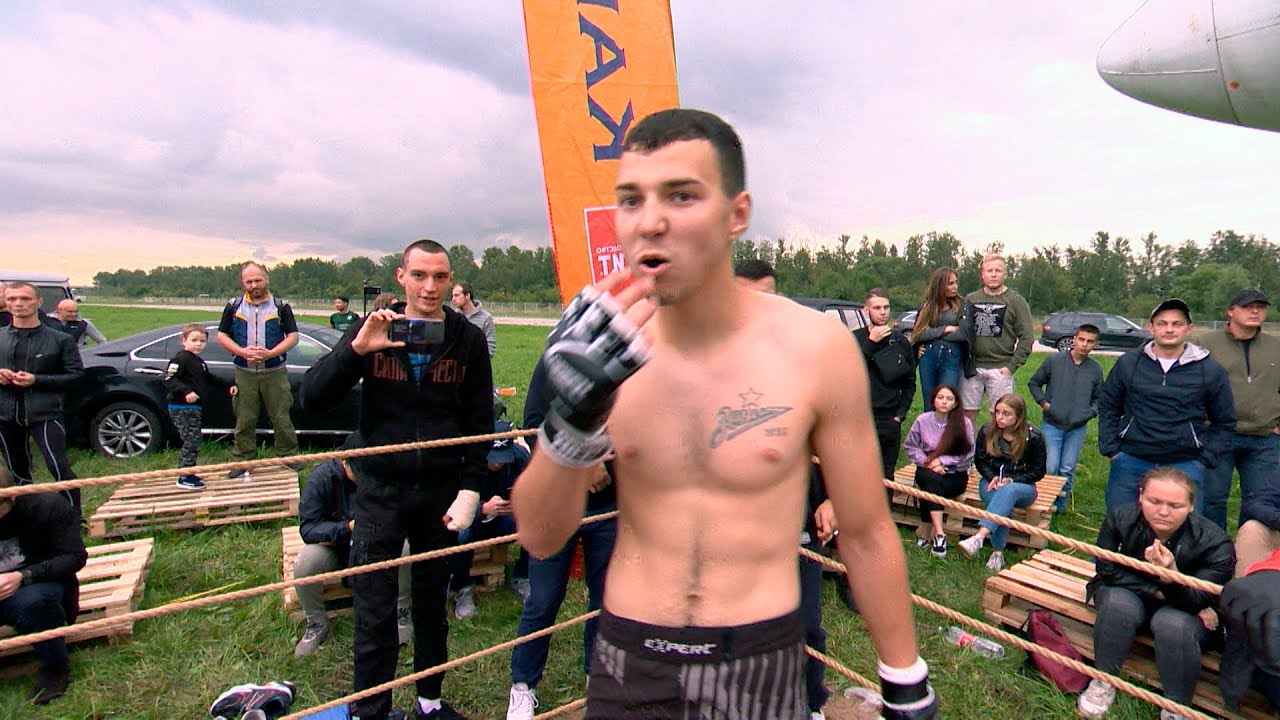 ФУТБОЛЬНЫЙ ФАНАТ против УЛИЧНОГО БОЙЦА !!! смотреть онлайн