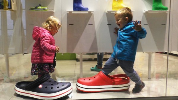 ★ Прикол. Меряем Гигантские Кроксы в Магазине Crocs в Киеве 크록스 #FindYourFun 캠페인 Giant Crocs