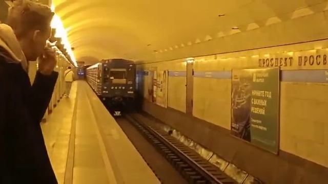 Отправление 81-540.1 "Боинг" со станции Проспект Просвещение. смотреть онлайн