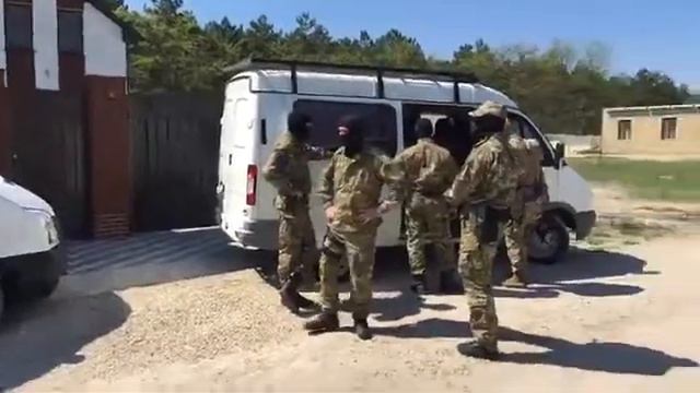 LIVE.КРЫМ.БЕЛОГОРСК. ОБЫСК В ДОМЕ РУСТЕМА ВЕЛИЛЯЕВА.(26.04.2018) смотреть онлайн