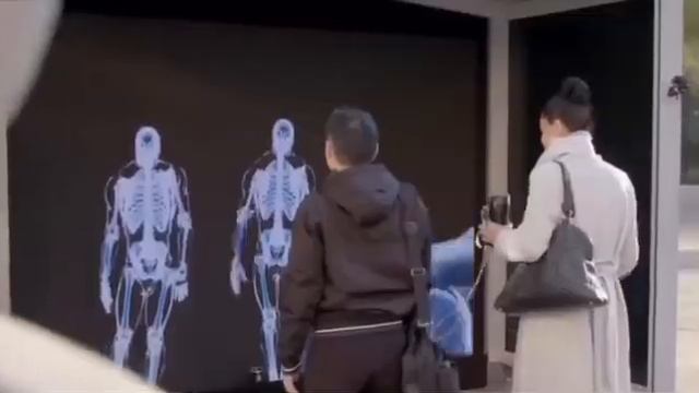 В Канаде автобусная остановка покажет ваш…скелет. Костяной человечек будет повторять все ваши дейст смотреть онлайн