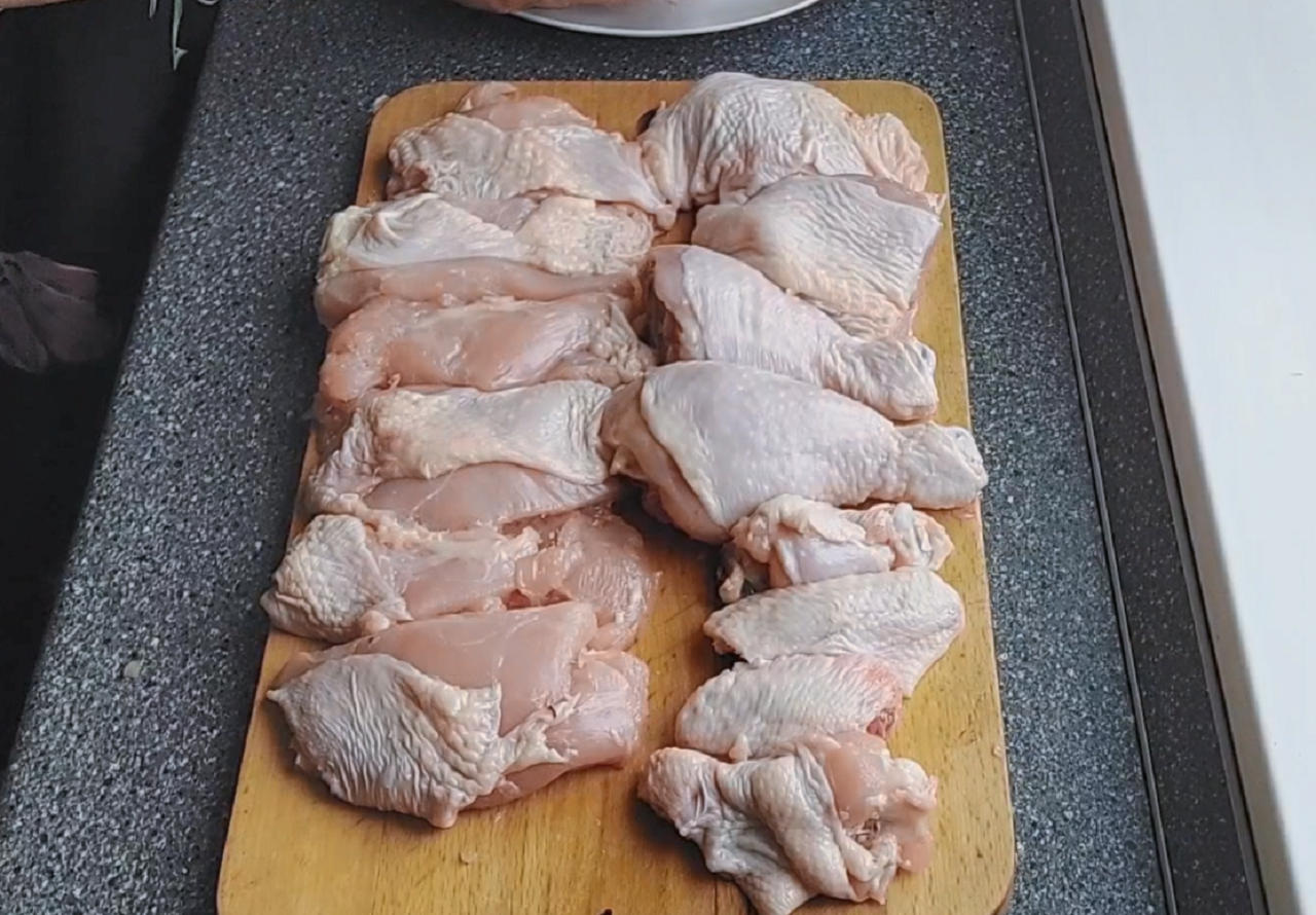 Разделываю курицу на порционные кусочки. Быстро, не хлопотно.