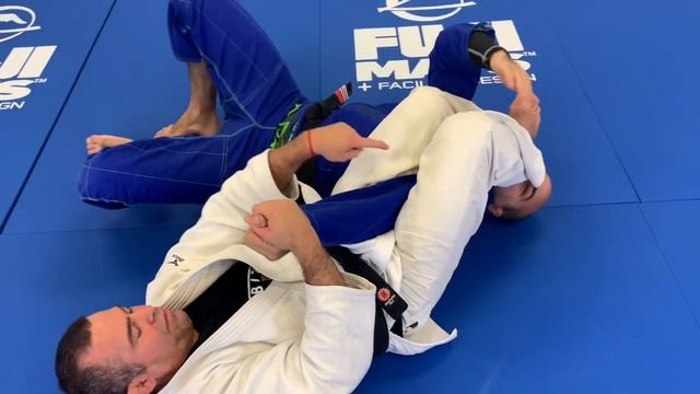 How To Pass The De La Riva Guard Going Straight To The Armbar by Amaury Bitetti смотреть онлайн