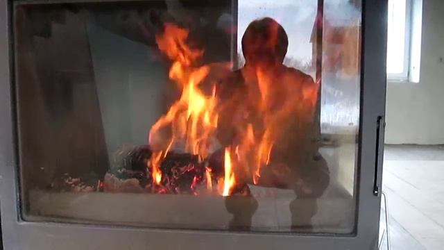 горит огонь в топке Liseo L7 L смотреть онлайн