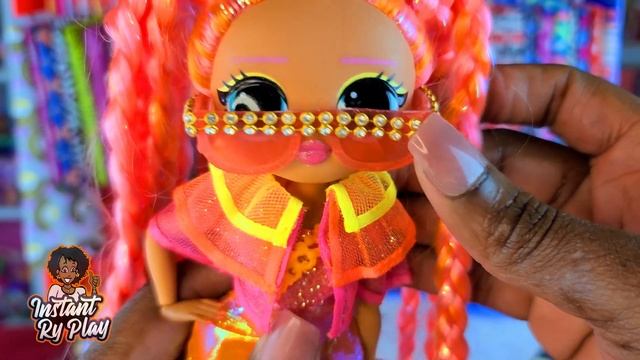 LOL Dolls - Battle of the BBs #4 LOL OMG Lights Dazzle vs LOL Surprise OMG Series 1 Neonlicious смотреть онлайн