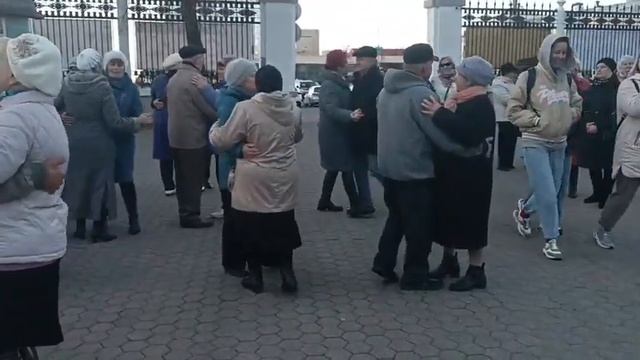 Танцы под гармонь в парке Гомеля. 7 ноября 2023.