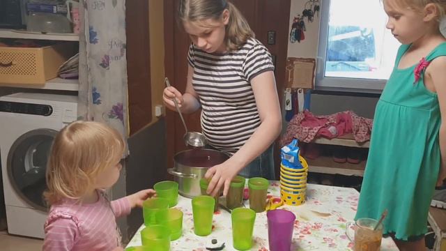 Как и чем живёт многодетная семья в России смотреть онлайн