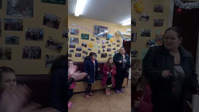 Праздник для детей Донбасса. С Дед Морозом и Снегурочкой провёл Фонд "Спас Нерукотворный". смотреть онлайн