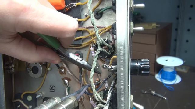 Vintage Fender Vibrolux Tube guitar amp repair Part 2 operating again! смотреть онлайн