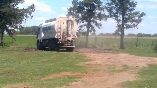 Ford Cargo cruzando el pantano смотреть онлайн