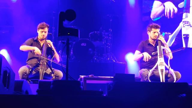 2CELLOS With Or Without You Berlin (Live) смотреть онлайн