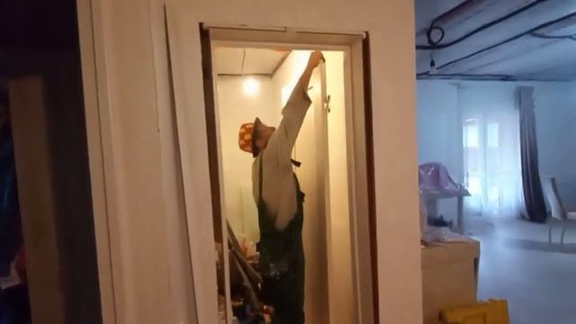 Вот что значит жить в недостроенном доме. Дышать нечем. Установка дверей. День первый смотреть онлайн