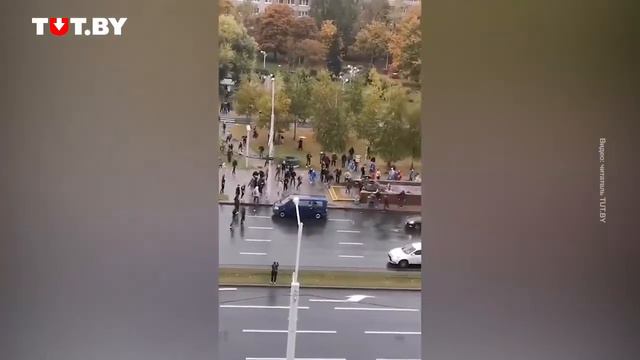 На Пушкинской прогнали омоновцев, избивавших протестующих смотреть онлайн