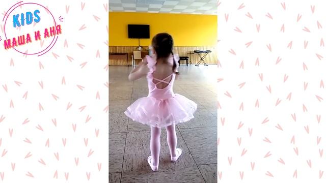 Маленькая балерина Маша ? на УРОКЕ БАЛЕТА _ Веселые истории для детей с KIDS Маша и Аня смотреть онлайн
