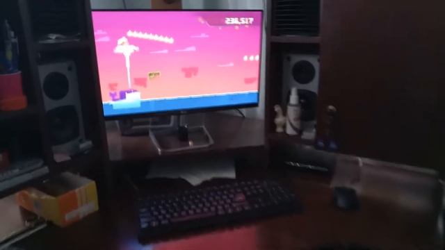 Девочка играет на электро гитаре в игу на пк. смотреть онлайн