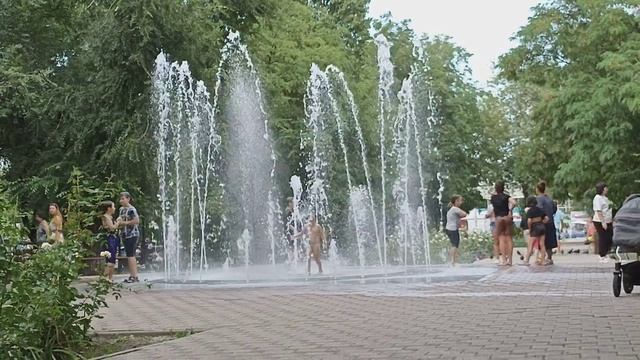 Сухой фонтан, играют дети, парк Аттрикционов, Спартановка, Волгоград, летом 10 августа 2023 года смотреть онлайн