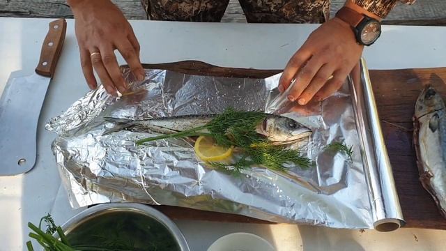 Как ПРИГОТОВИТЬ ОМУЛЯ глушенного НА КОСТРЕ!!! смотреть онлайн