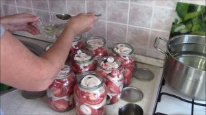 Очень вкусные помидоры половинками на зиму. Съедается всё до капельки с рассолом.