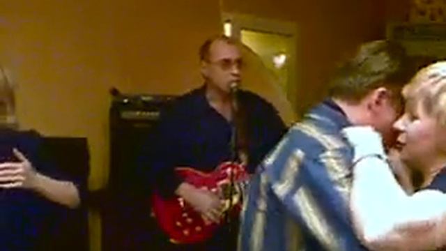 Группа "Серпантин"(я-на бас-гитаре)-28.12.2006-в кафе "РА"-часть 2-песня "Синие облака" смотреть онлайн