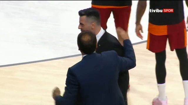 Galatasaray taraftarı Ataman'ı alkışladı o Pistiolis'i işaret etti 🏁 смотреть онлайн