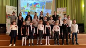 Учащиеся 2 Б класса исполняют песню « Идет солдат по городу»