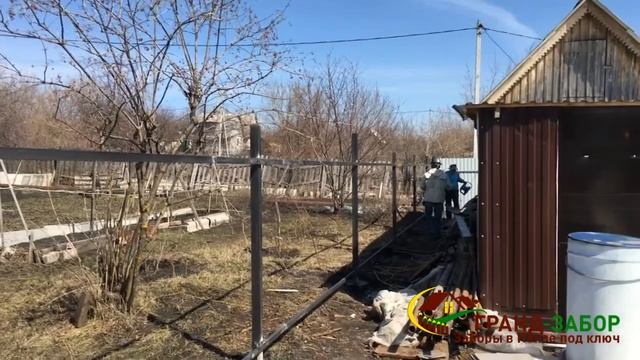 Забор из сетки рабицы на каркасе между участками, прочно и красиво! Гранд-забор смотреть онлайн