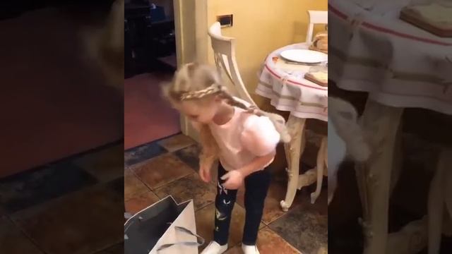 Лиза Галкина прочитала папе стихотворение на 23 февраля, а с мамой они подарили Максиму пижаму смотреть онлайн