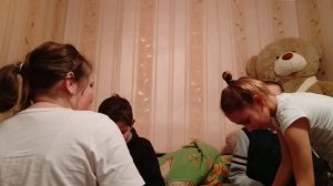 2 часть девочки красят мальчиков