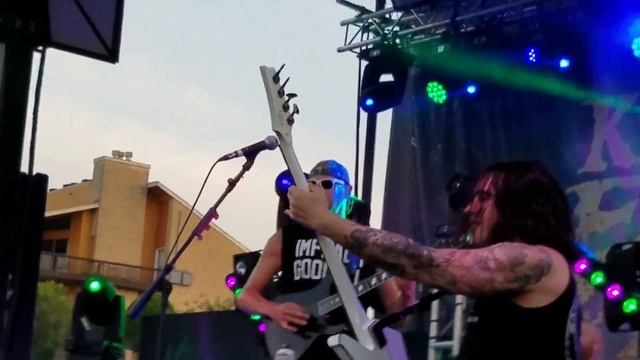 Killswitch Engage My Curse while eating pizza live смотреть онлайн