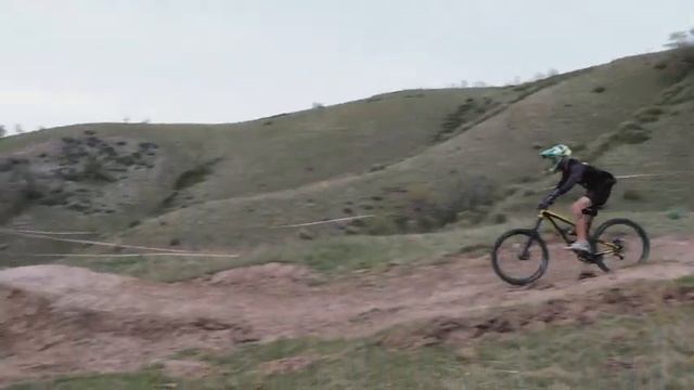 Маунтинбайк (mountain Bike) | Горные велосипеды в КЫРГЫЗСТАНЕ | Обрыв над Горной маевкой | Travelbr