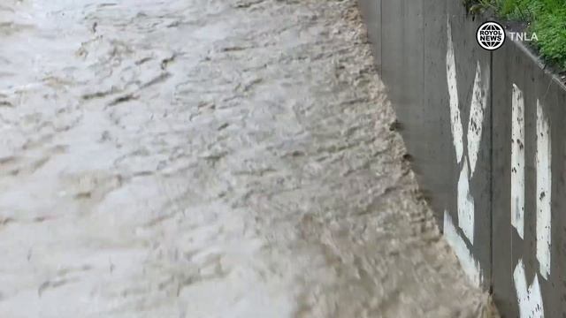 Ventura Residents Kayak and Surf Through Flooded Streets смотреть онлайн