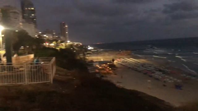 Прекрасный Вечер на Берегу Средиземного Моря Проспект Бен Гурьена. Бат Ям, Израиль. 12 июля, 2019 смотреть онлайн