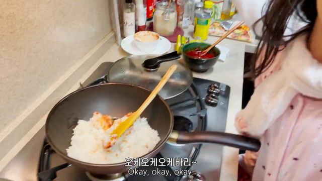 [우크라이나 국제커플] 치즈폭탄볶음밥 만들기! / International couple | how to make Korean fried rice! смотреть онлайн