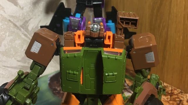 Обзор на фигурку Transformers Generations Thrilling Voyager Class Roadbuster