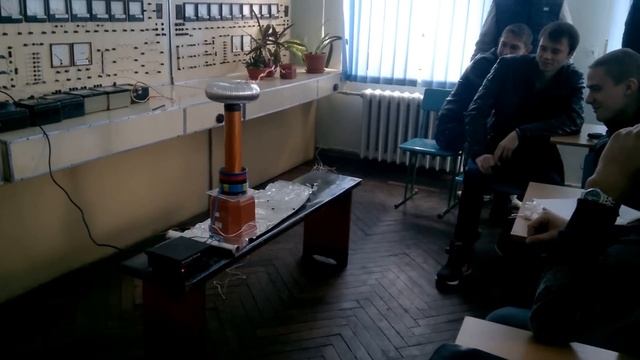 Катушка Тесла воспризведение музыки с помощью катушки Теслы