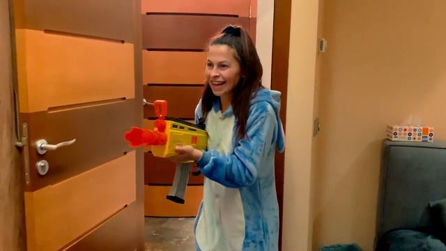 NERF БИТВА на Нерф Бластерах за уроки смотреть онлайн