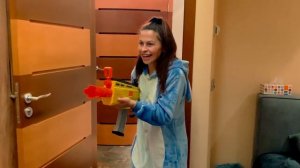 NERF БИТВА на Нерф Бластерах за уроки