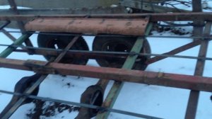 Самодельный двухосный прицеп для перевозки тюков к мини трактору.