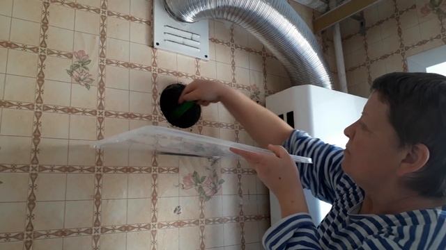 Чистка газовой вытяжки в хрущевке. 1 день смотреть онлайн